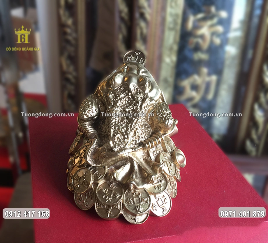 Hình ảnh phía sau bức tượng đồng